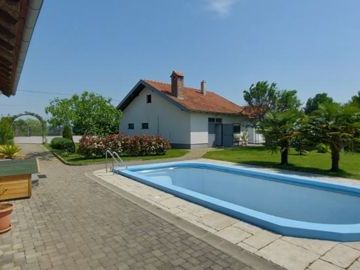 Kuća s pomoćnim objektom (400m2), bazenom i voćnjakom (prodaja) - cover