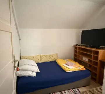 095 862 2184I znajmljujem sobe sa zajedničkom kuhinjom I kupaonicom - cover