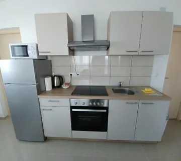 Privlaka, lijepa kuća s tri apartmana(123m2), 200 metara do mora - cover