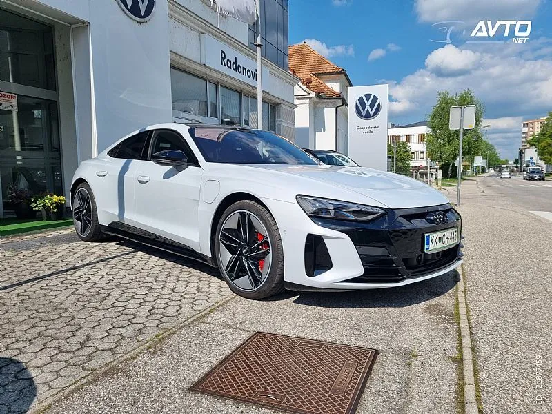 Audi e-tron GT  RS quattro 440kW Masaža. B O. Matrix - cover