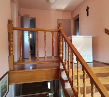 Prostrana obiteljska kuća s predivnom okućnicom! - cover