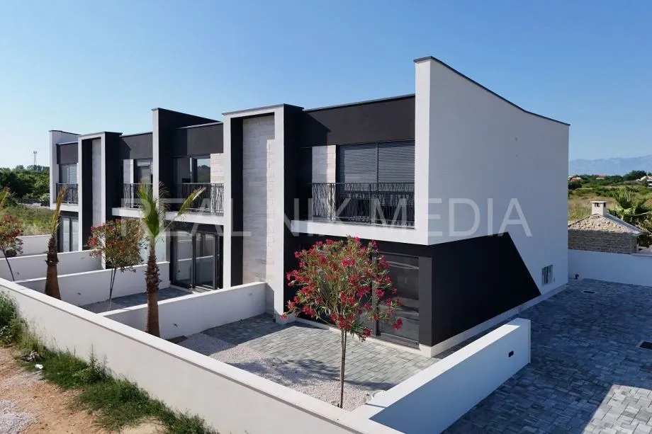 Privlaka- DVOETAŽNI APARTMAN SA VRTOM! KOMPLETNO NAMJEŠTENO! USELJIVO! - cover