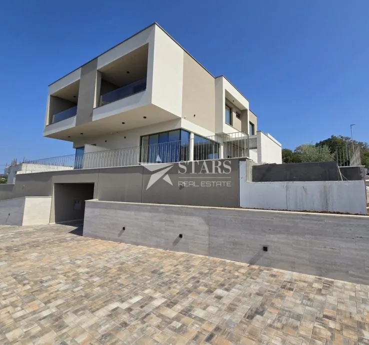 Rijeka, Kostrena - luksuzni troetažni stan s panoramskim pogledom - cover