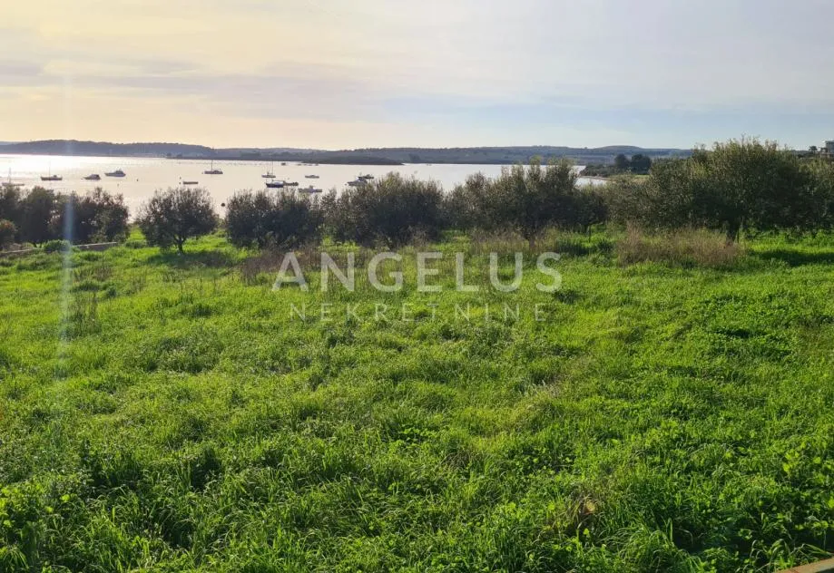 Istra, Medulin, građevinska parcela uz more, 1000m2 - cover