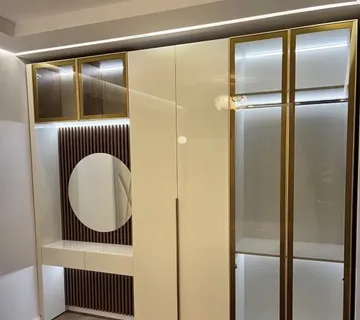 Garderobni ormar sa zlatni alu okvirima i stolićem za šminku - cover