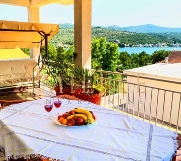 Kuća sa 3 apartmana Rogoznica - cover