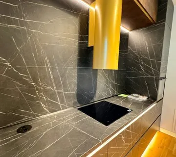 Kuhinja sa otokom moderni dizajn sa zlatnim dodacima - cover