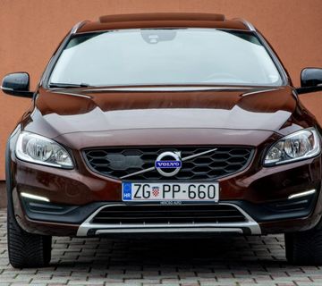 VOLVO V60 D3 CROSS COUNTRY 2017g. Kupac ne plača prijepis. - cover