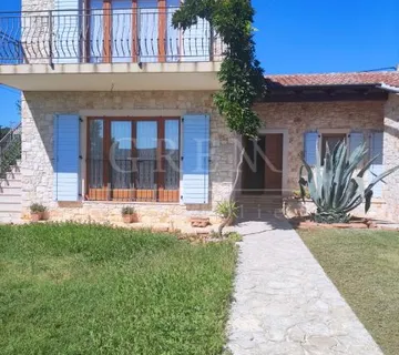 Kamena kuća 7 km od Poreča sa dva stana (prodaja) - cover