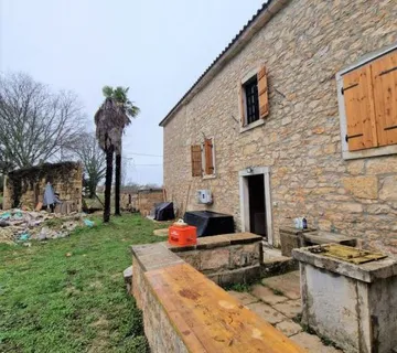 MOTOVUN-KAMENA KUĆA NA PRODAJI SA VELIKOM OKUĆNICOM (prodaja) - cover