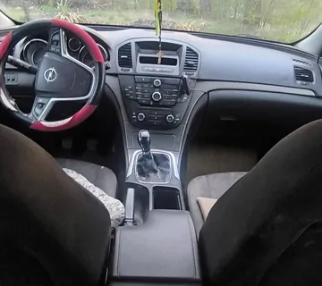 Opel Insignija - cover