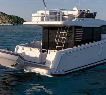 SWIFT TRAWLER 37 - PREMIJERA 2026 - cover