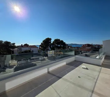 Šibenik, Brodarica, penthouse pored mora, 128,09 m2 + 2 PM - cover
