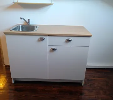 Kuhinjski ormarić sa sudoperom, slavinom i policama. - cover