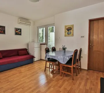 Stan: Novi Vinodolski, 30,47 m2 jednoiposobni apartman, 100 m od mora - cover