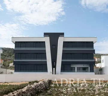LUKSUZNI PENTHOUSE, PRVI RED DO MORA - VINJERAC - cover