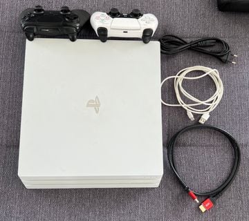 Ps4 Pro 6 igrica i 2 kontrolera - cover