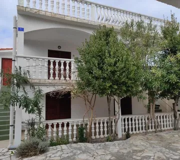 Vir, kuća s 4 apartmana(182m2), 150 metara do plaže - cover