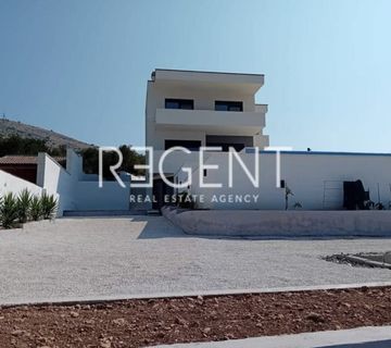 Trogir, Seget Donji - Vila s pogledom na more 300m2 (prodaja) - cover