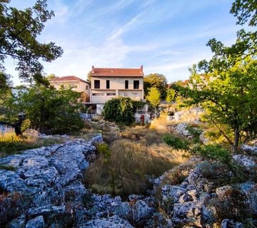 GORNJI HUMAC (BRAČ) - Građevinsko zemljište s nedovršenom kućom - cover