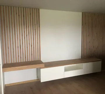 TV komoda regal sa zidnom oblogom od letvica - cover