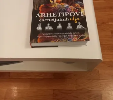 Prodajem knjige autorice Zrinke Jezdić Arhetipovi esencijalnih ulja - cover