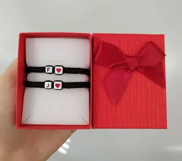 Pletena narukvica s inicijalom i srcem - cover