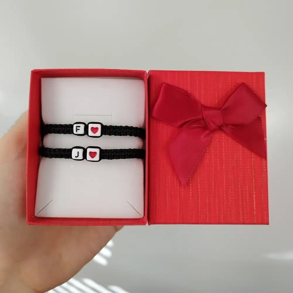 Pletena narukvica s inicijalom i srcem - cover