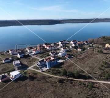 Kuća sa više stambenih jedinica, 2 minute hoda do mora, Ljubač, 550m2 - cover