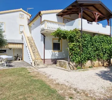 Nin, Kuća sa 6 stambenih jedinica(396m2), prostrano! - cover