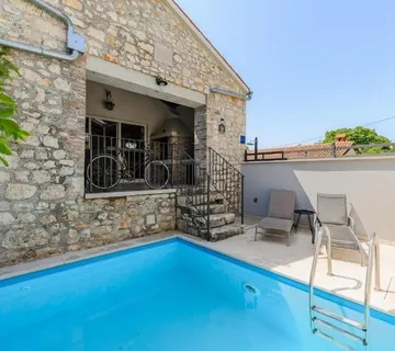 Poreč, okolica, Renovirana kuća na kraju niza s bazenom - cover