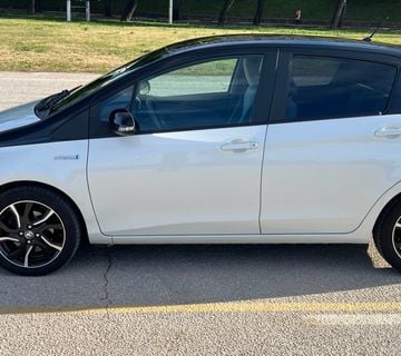 Toyota Yaris Hybrid 1,5 VVT-i automatik, sol, bitone - cover