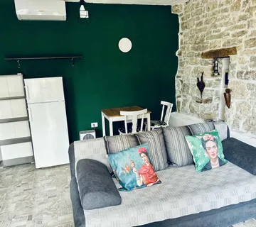 Iznajmljuje se dugoročno stan za 1-2 osobe na području Grožnjana - cover