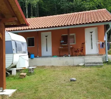GRAČAC SUVAJA VIKEN KUĆA 20 M2 NA PARCELI 575 M2 - cover