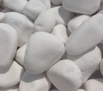 Bijeli ukrasni oblutak - cover