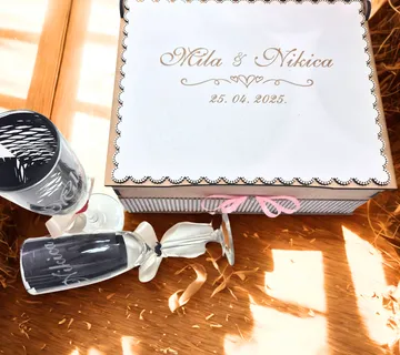 Poklon kutija s čašama za mladence “Trag ljubavi” - cover