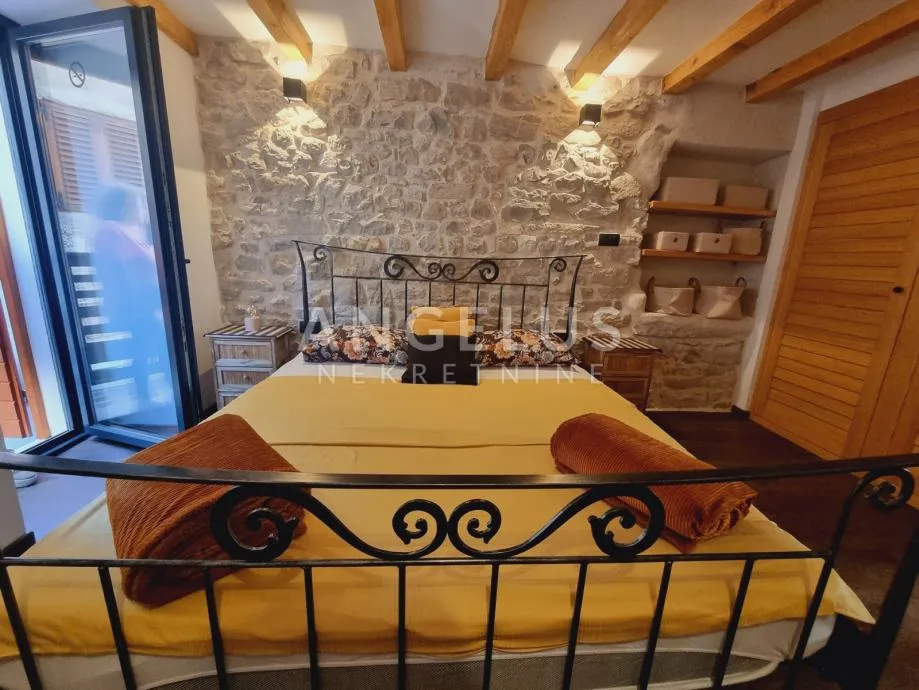 Kaštela - renovirana kamena kuća u centru mjesta, 90 m2 - cover