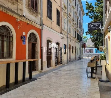 Poslovno stambena zgrada u strogom centru Pule s pogledom na more - cover