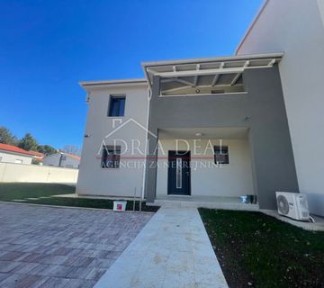 Kuća 440 m2 sa bazenom i okućnicom (prodaja) - cover