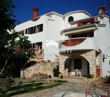 Apartmanska kuća s velikom okućnicom (prodaja) - cover