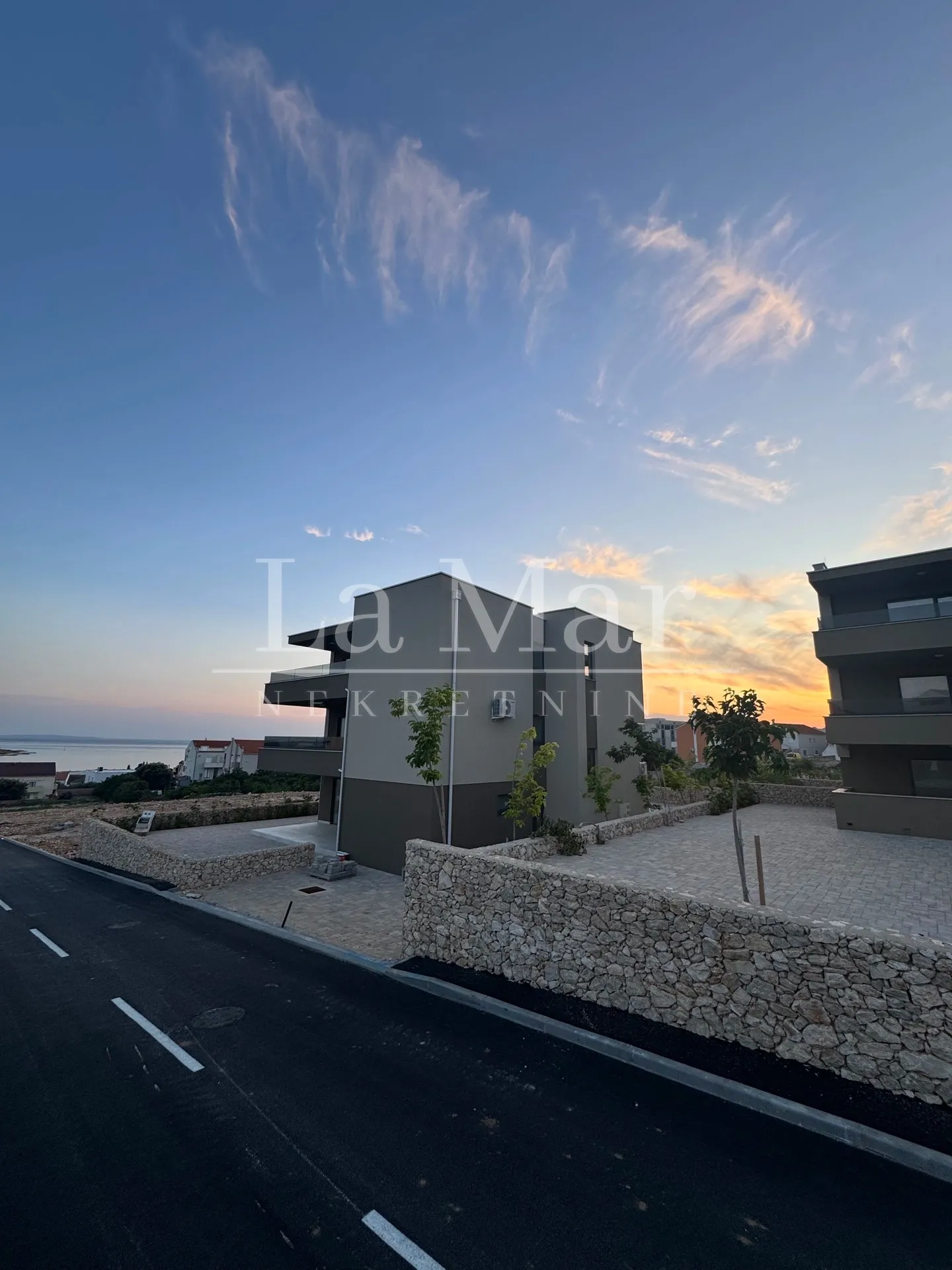 EKSKLUZIVNO! Novogradnja u Novalji s pogledom na more - cover