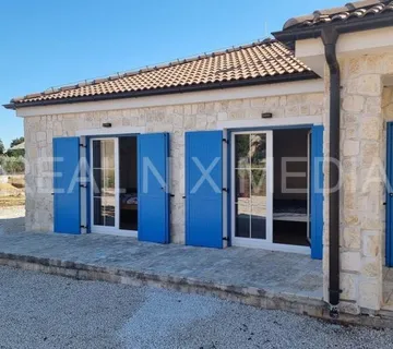 NIN/NINSKI STANOVI-PREKRASNA DALMATINSKA KUĆA SA OKUĆNICOM OD 1400 m2! - cover