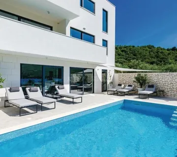 Vila s bazenom u Zatonu (prodaja) - cover