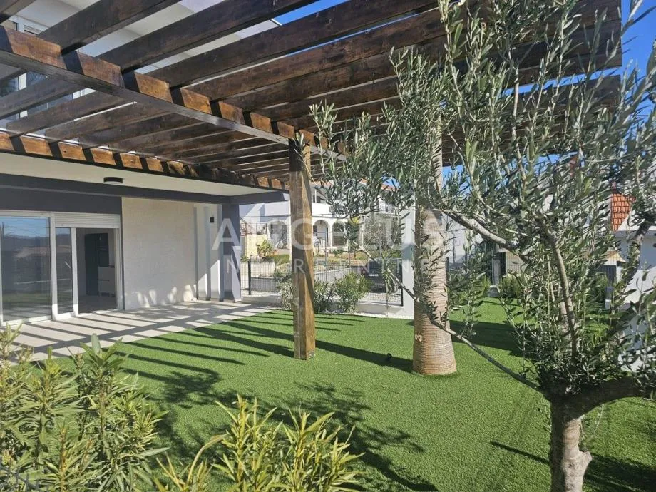 Trogir - NOVOGRADNJA, samostojeća kuća s prekrasnom okućnicom i pogled - cover
