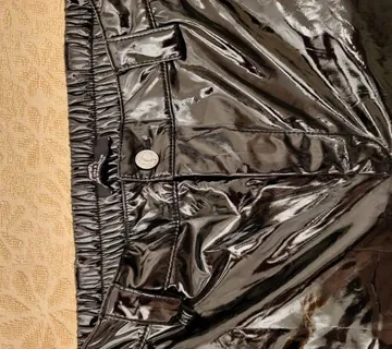 Lakirane hlače vel. S - cover