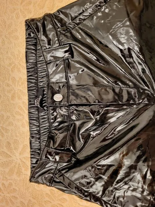 Lakirane hlače vel. S - cover