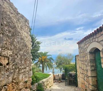Brač, Sutivan - renovirana kamena kuća u centru mjesta, 90 m2 (prodaja) - cover