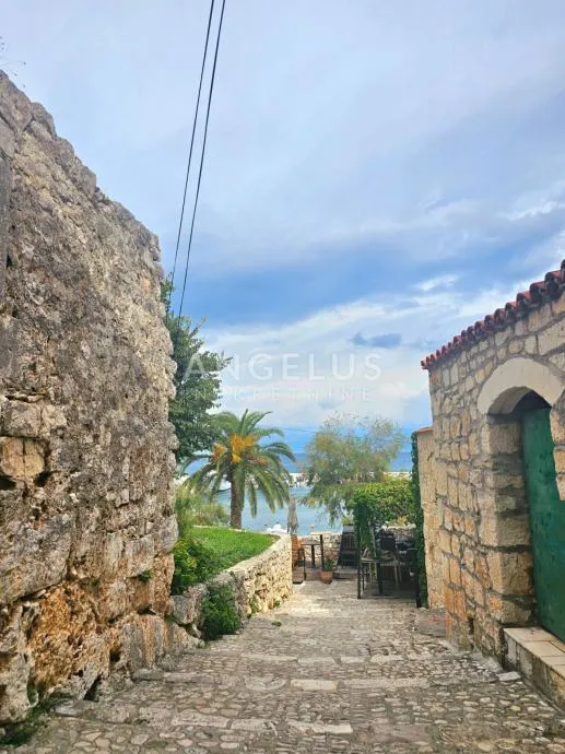 Brač, Sutivan - renovirana kamena kuća u centru mjesta, 90 m2 (prodaja) - cover