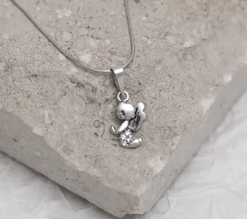 Zlatni privjesak Angel - cover