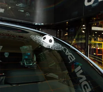 Cool 3D auto naljepnica- nogometna lopta- razbijeno staklo - cover